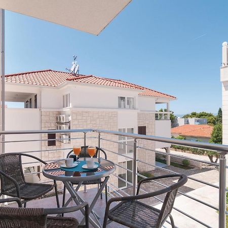 Cozy Apartment In Supetar With Kitchen Esterno foto