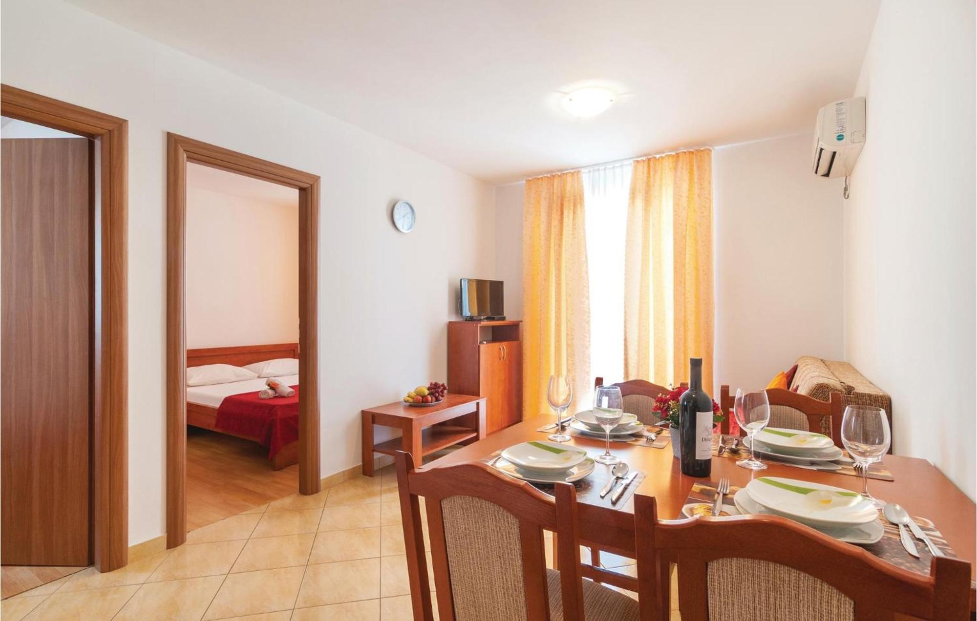 Cozy Apartment In Supetar With Kitchen Esterno foto
