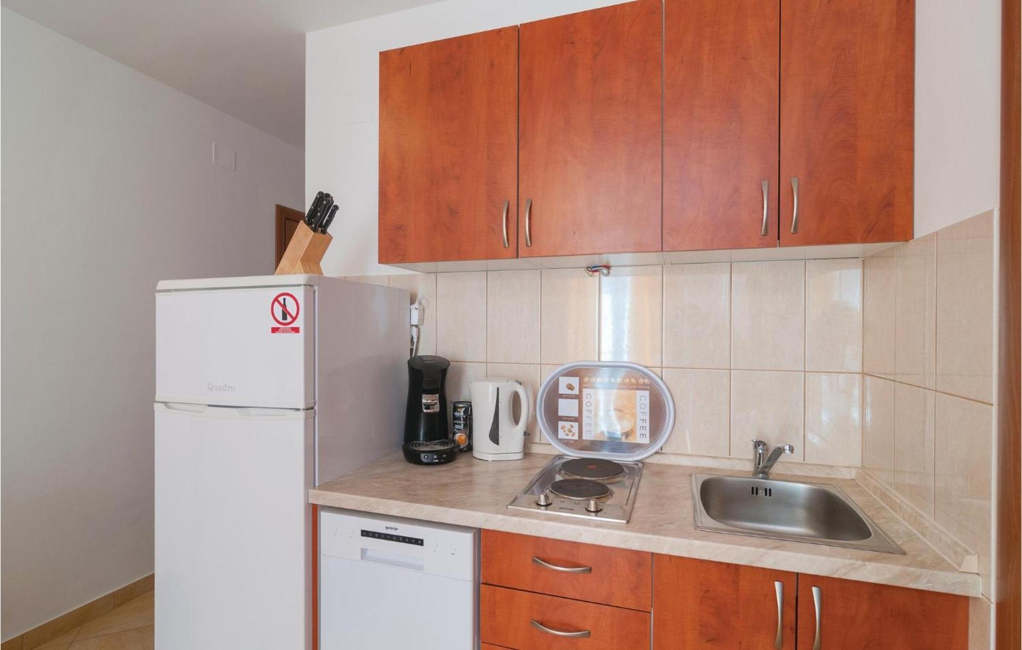 Cozy Apartment In Supetar With Kitchen Esterno foto