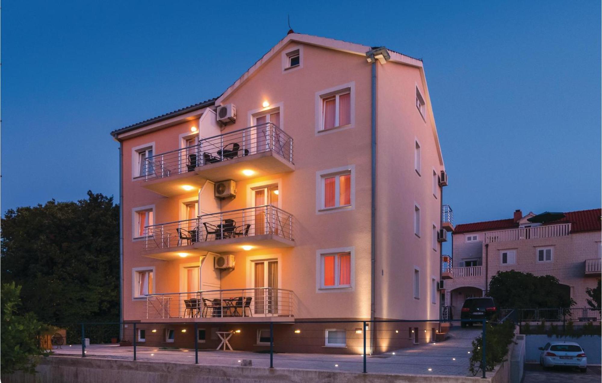 Cozy Apartment In Supetar With Kitchen Esterno foto