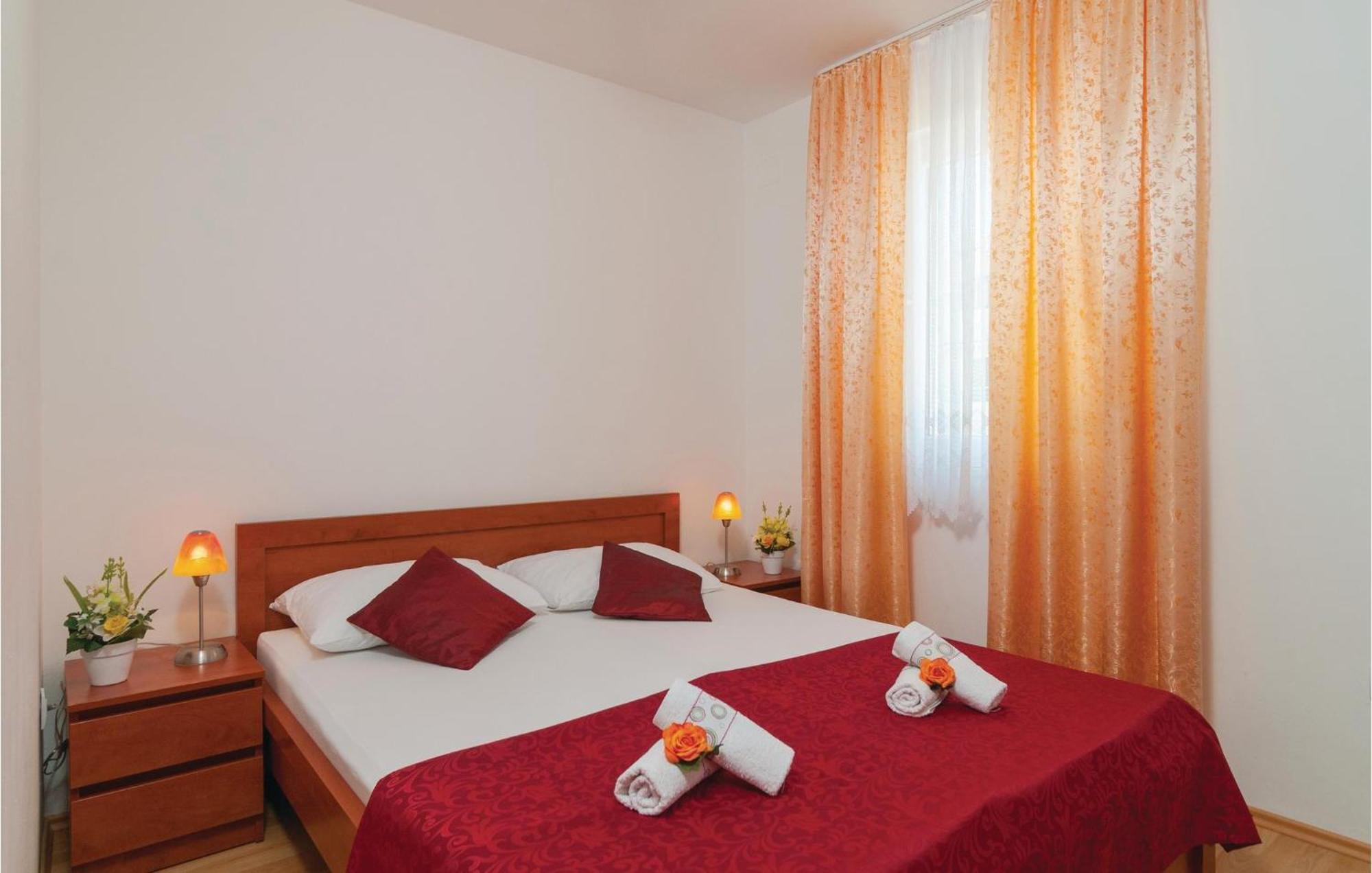Cozy Apartment In Supetar With Kitchen Esterno foto