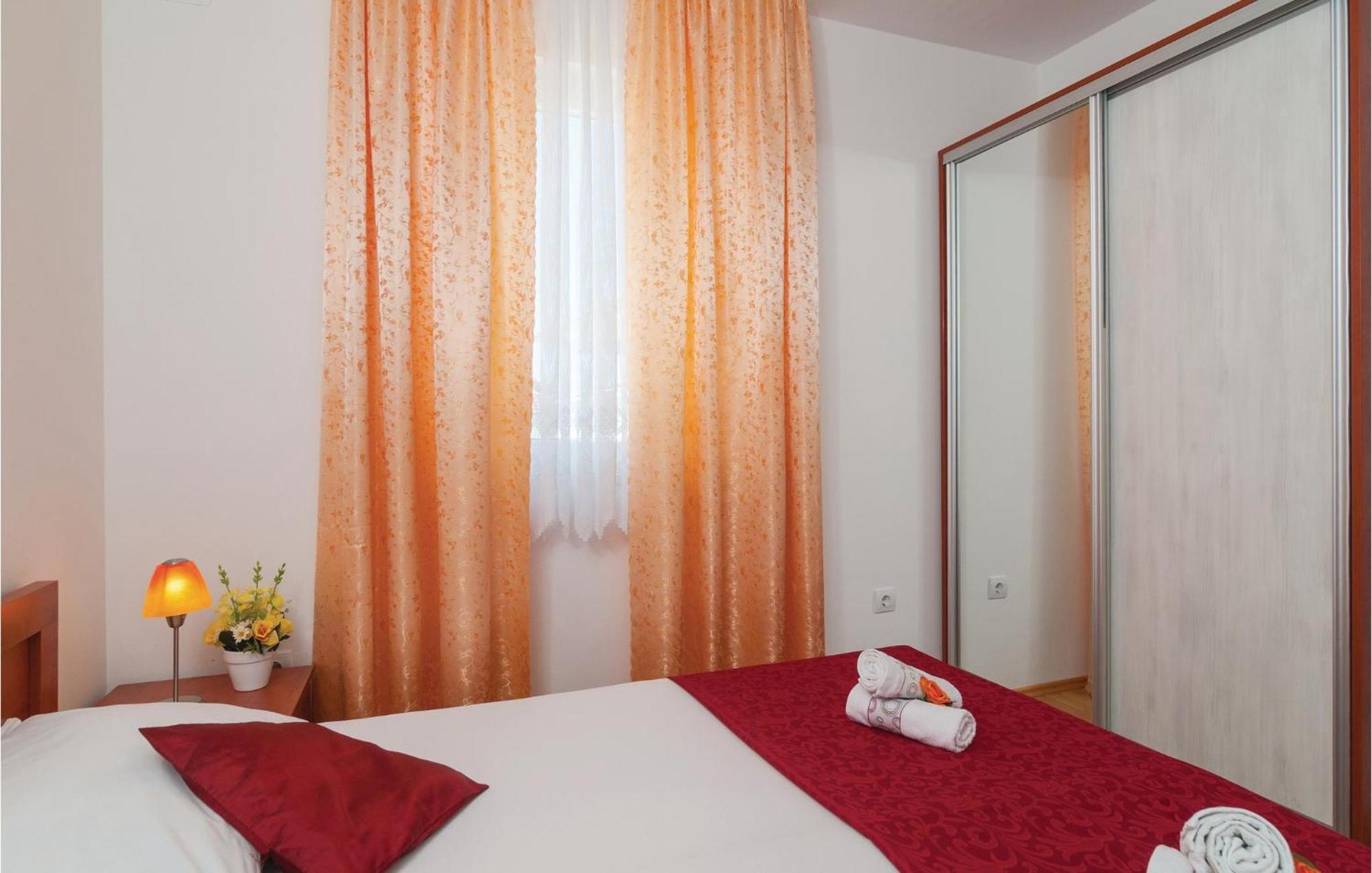Cozy Apartment In Supetar With Kitchen Esterno foto