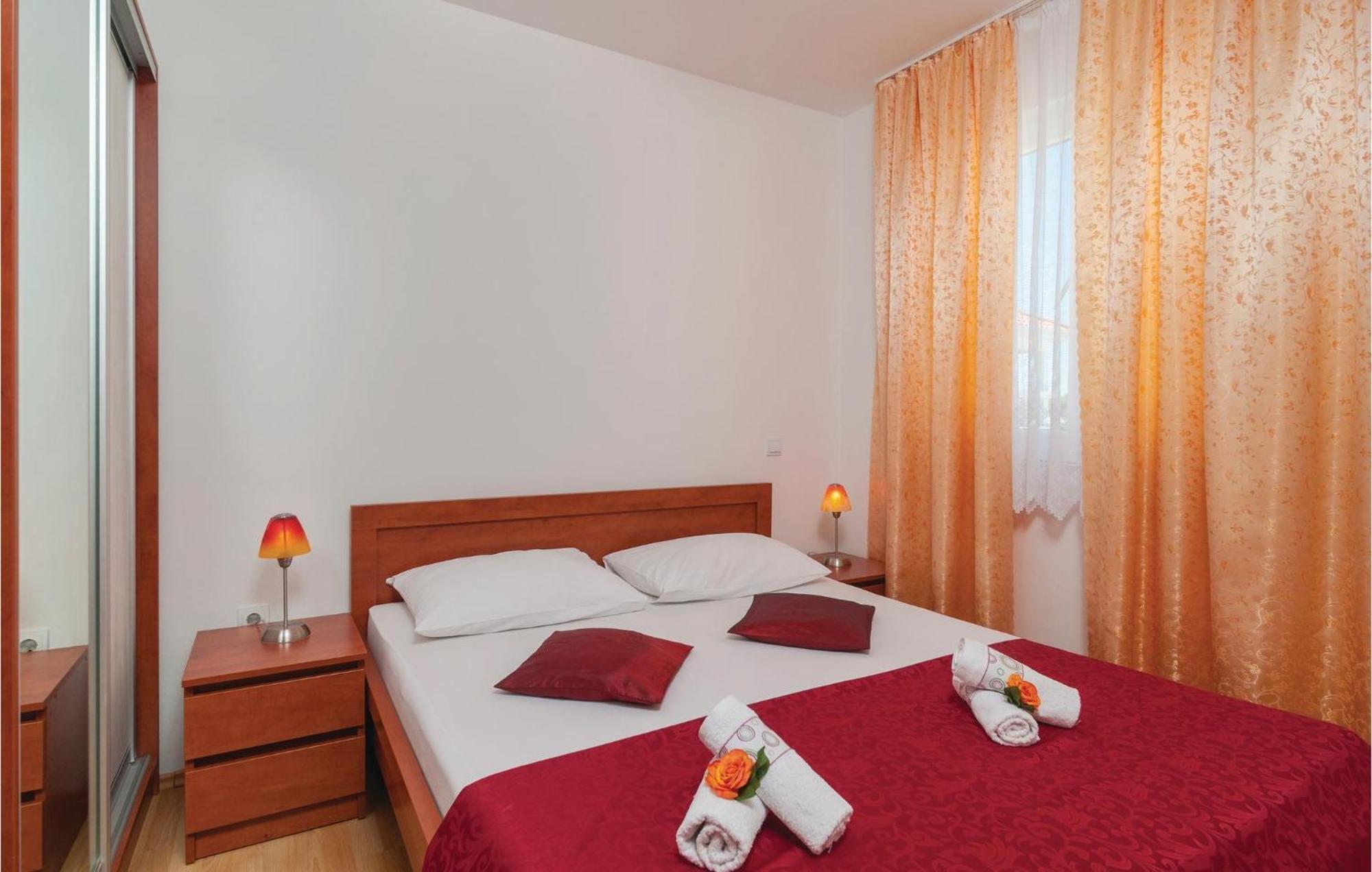 Cozy Apartment In Supetar With Kitchen Esterno foto