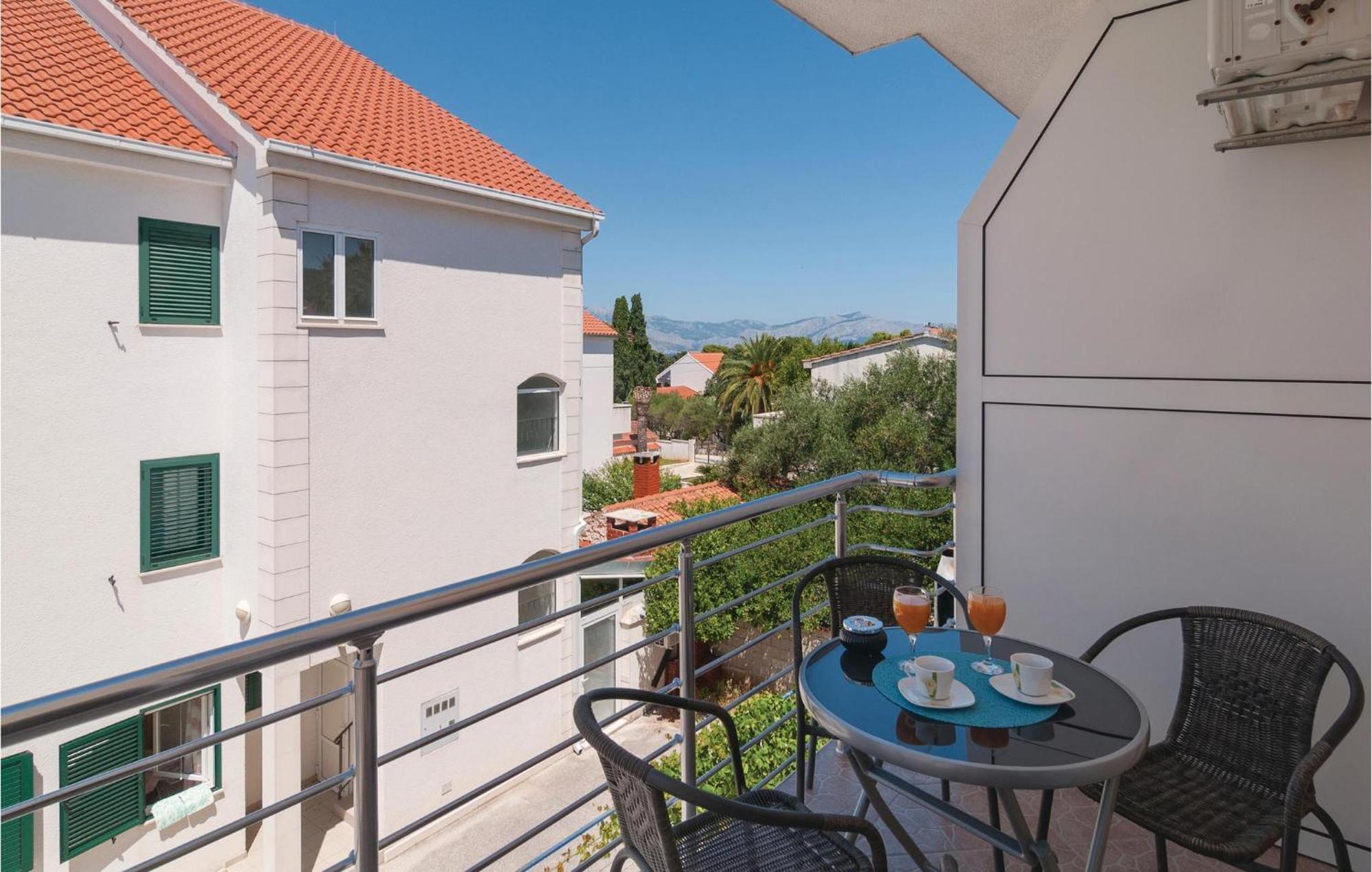 Cozy Apartment In Supetar With Kitchen Esterno foto