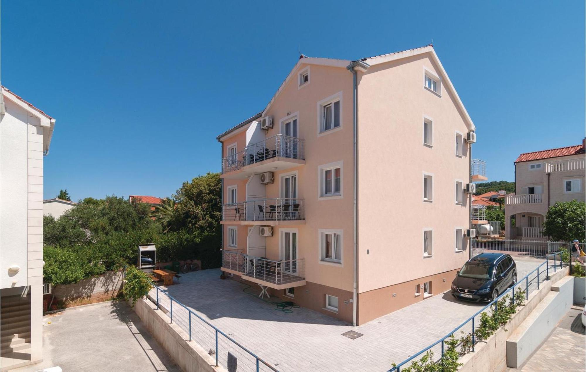 Cozy Apartment In Supetar With Kitchen Esterno foto