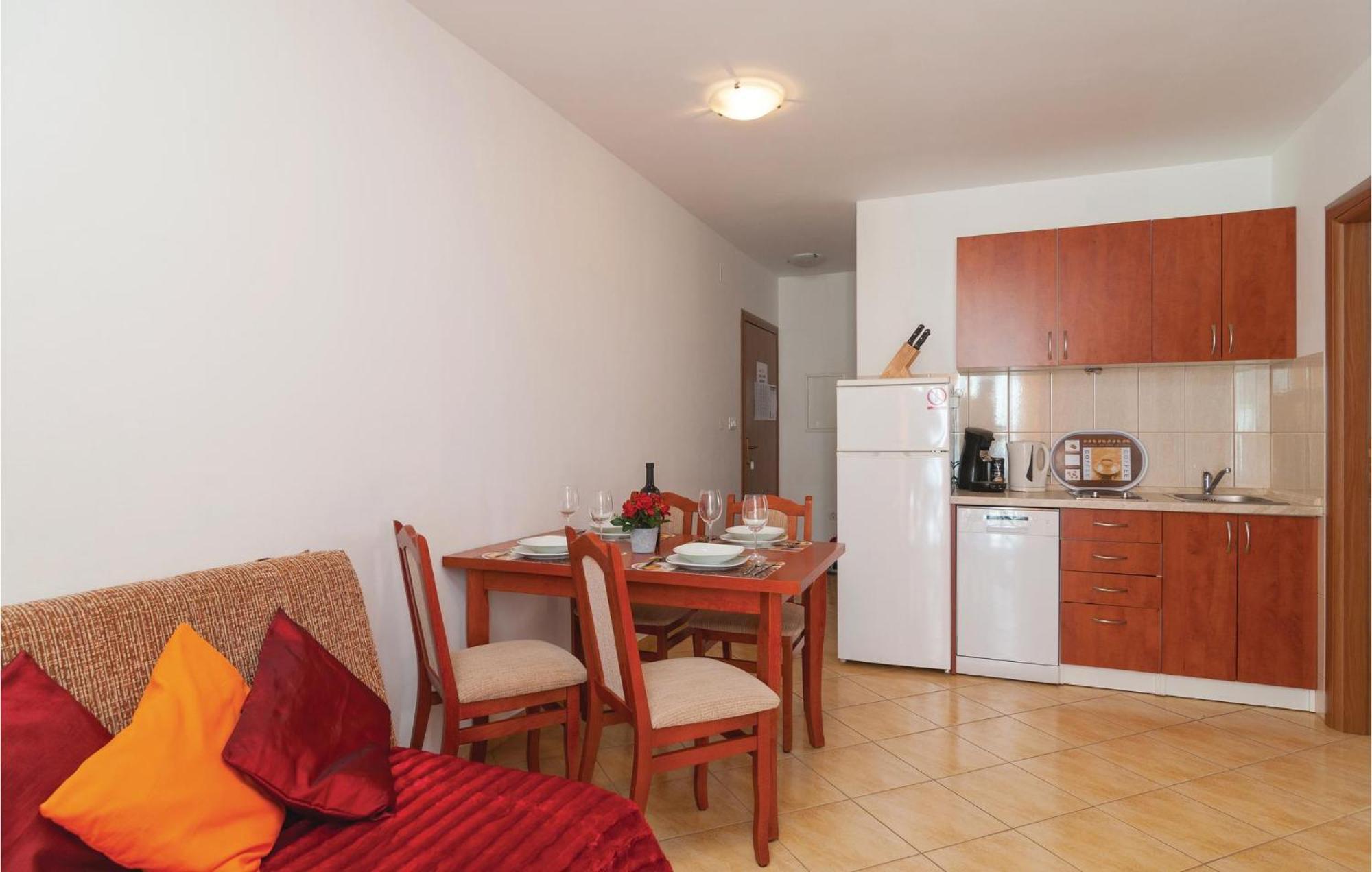Cozy Apartment In Supetar With Kitchen Esterno foto