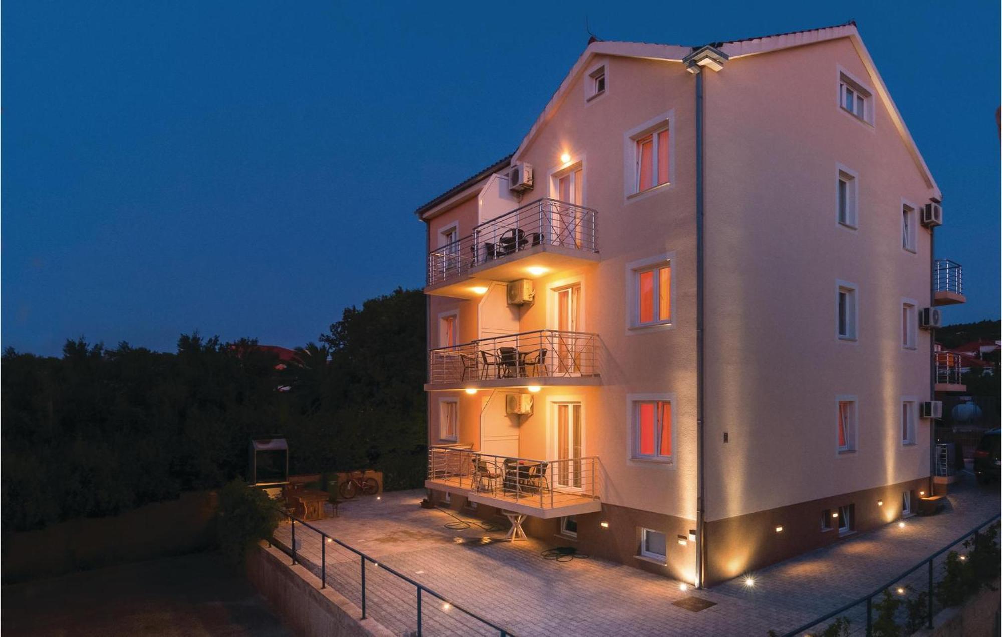 Cozy Apartment In Supetar With Kitchen Esterno foto