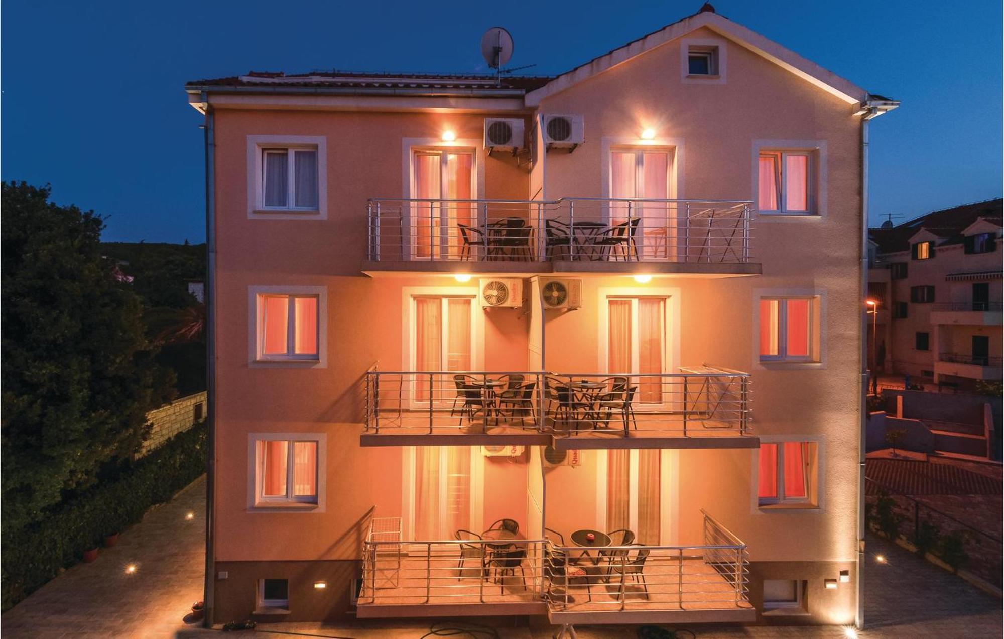 Cozy Apartment In Supetar With Kitchen Esterno foto
