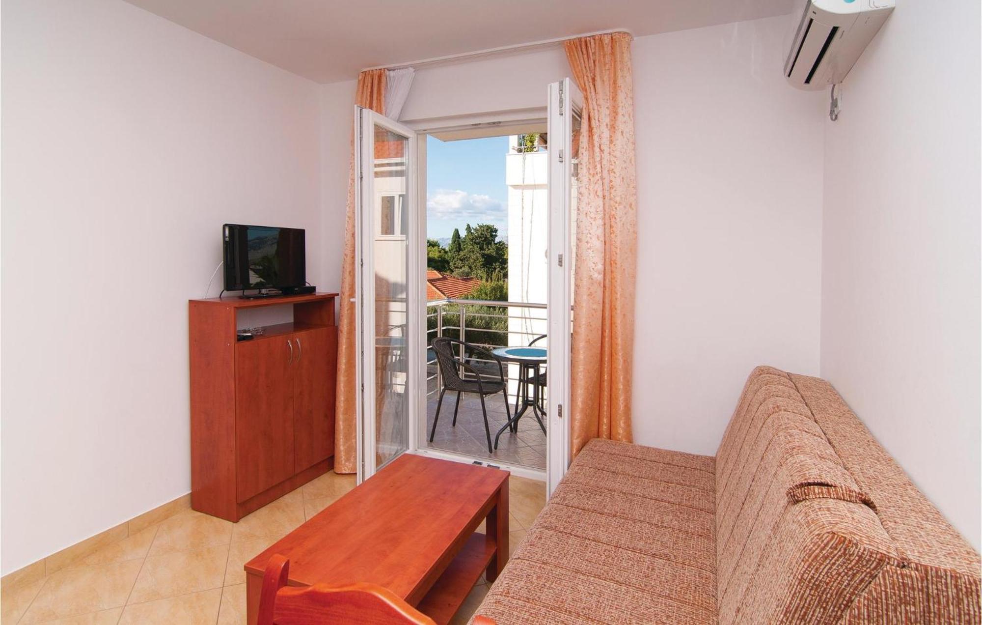 Cozy Apartment In Supetar With Kitchen Esterno foto