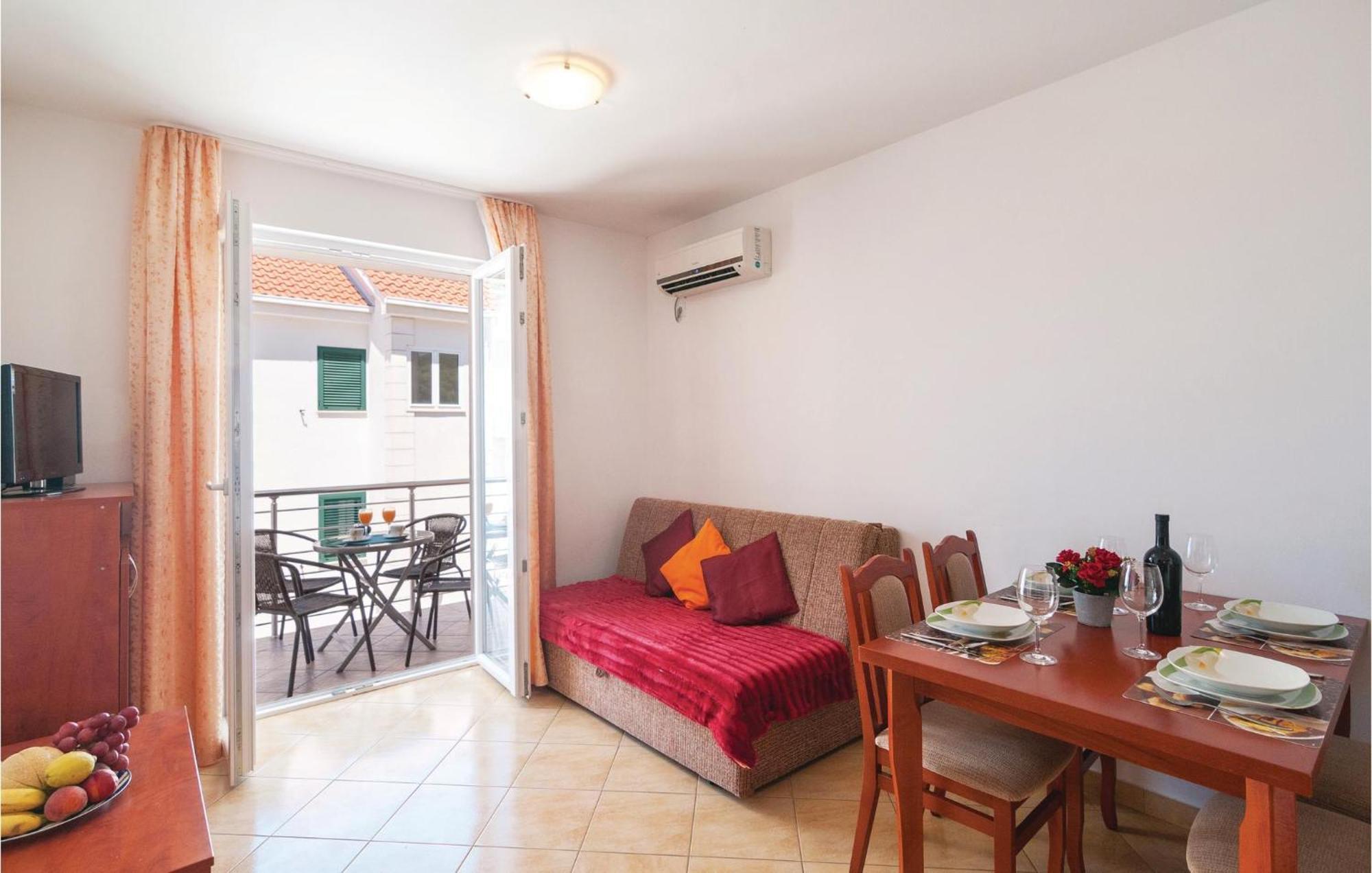 Cozy Apartment In Supetar With Kitchen Esterno foto