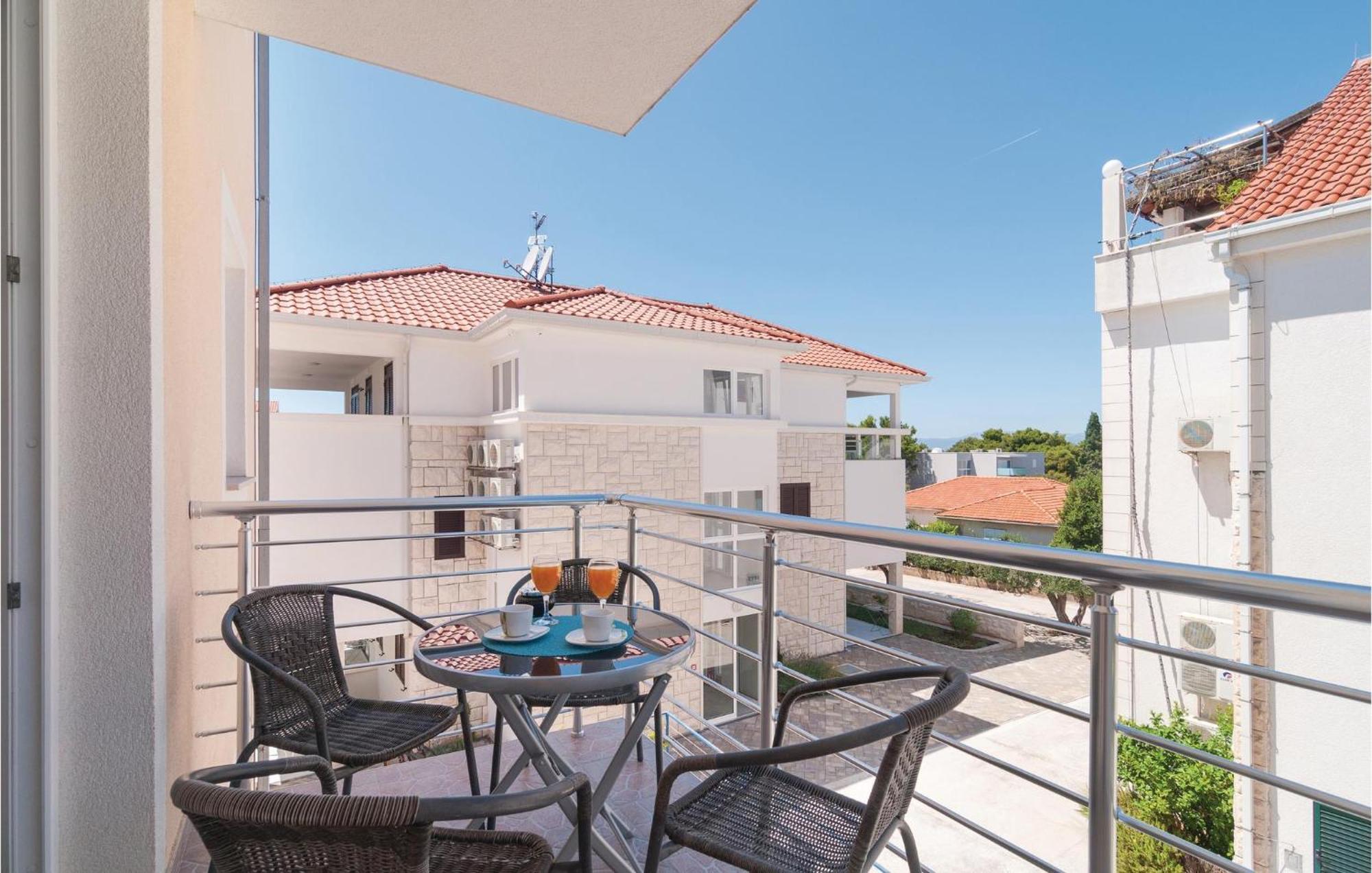 Cozy Apartment In Supetar With Kitchen Esterno foto